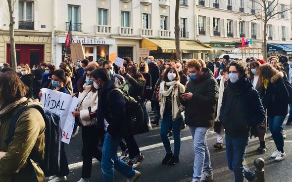 From Smiling Crowds to Chaos: Parisian Protesters’ Brutal Shift